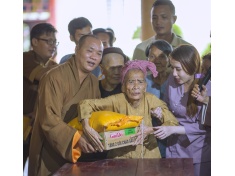 PHÁT QUÀ CHO CÁC HỘ NGHÈO NHÂN NGÀY LỄ TRI ÂN TAM BẢO VÀ KÍNH MỪNG SINH NHẬT SƯ PHỤ 2017