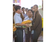 PHÁT QUÀ CHO CÁC HỘ NGHÈO NHÂN NGÀY LỄ TRI ÂN TAM BẢO VÀ KÍNH MỪNG SINH NHẬT SƯ PHỤ 2017