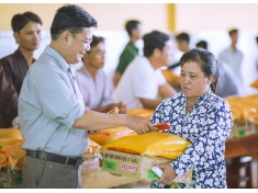 PHÁT QUÀ CHO CÁC HỘ NGHÈO NHÂN NGÀY LỄ TRI ÂN TAM BẢO VÀ KÍNH MỪNG SINH NHẬT SƯ PHỤ 2017