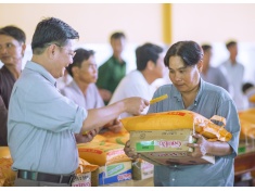 PHÁT QUÀ CHO CÁC HỘ NGHÈO NHÂN NGÀY LỄ TRI ÂN TAM BẢO VÀ KÍNH MỪNG SINH NHẬT SƯ PHỤ 2017
