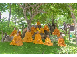 Chư Tăng Thiền Tập và Kinh Hành Niệm Phật
